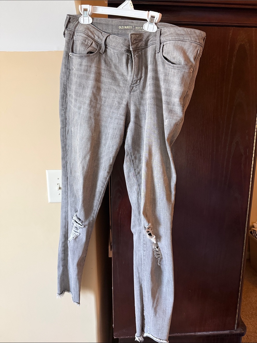 Old Navy Light Gray Women's Skinny Jeans with Distressed Knees